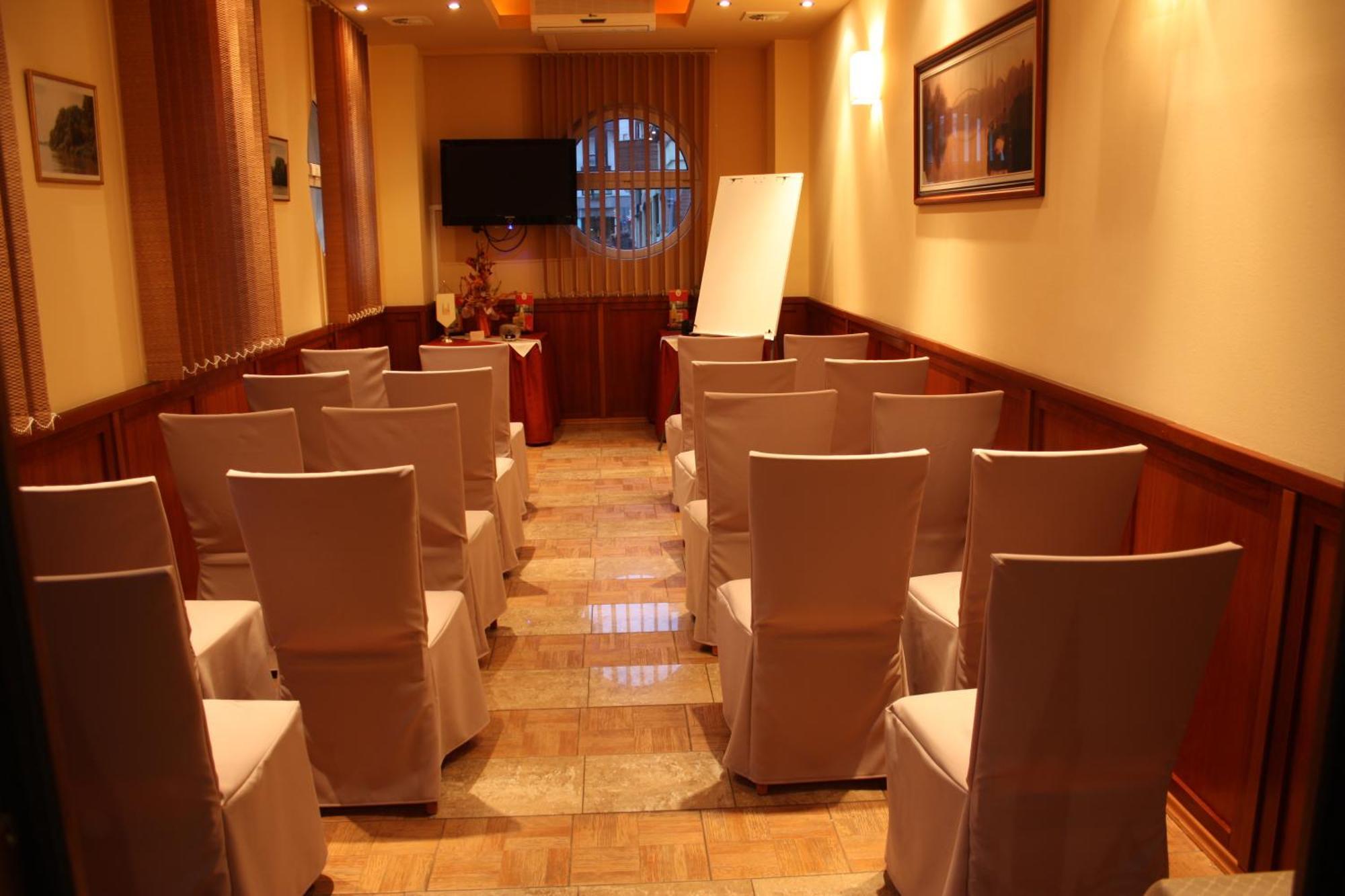 Dom Hotel Szeged Bagian luar foto