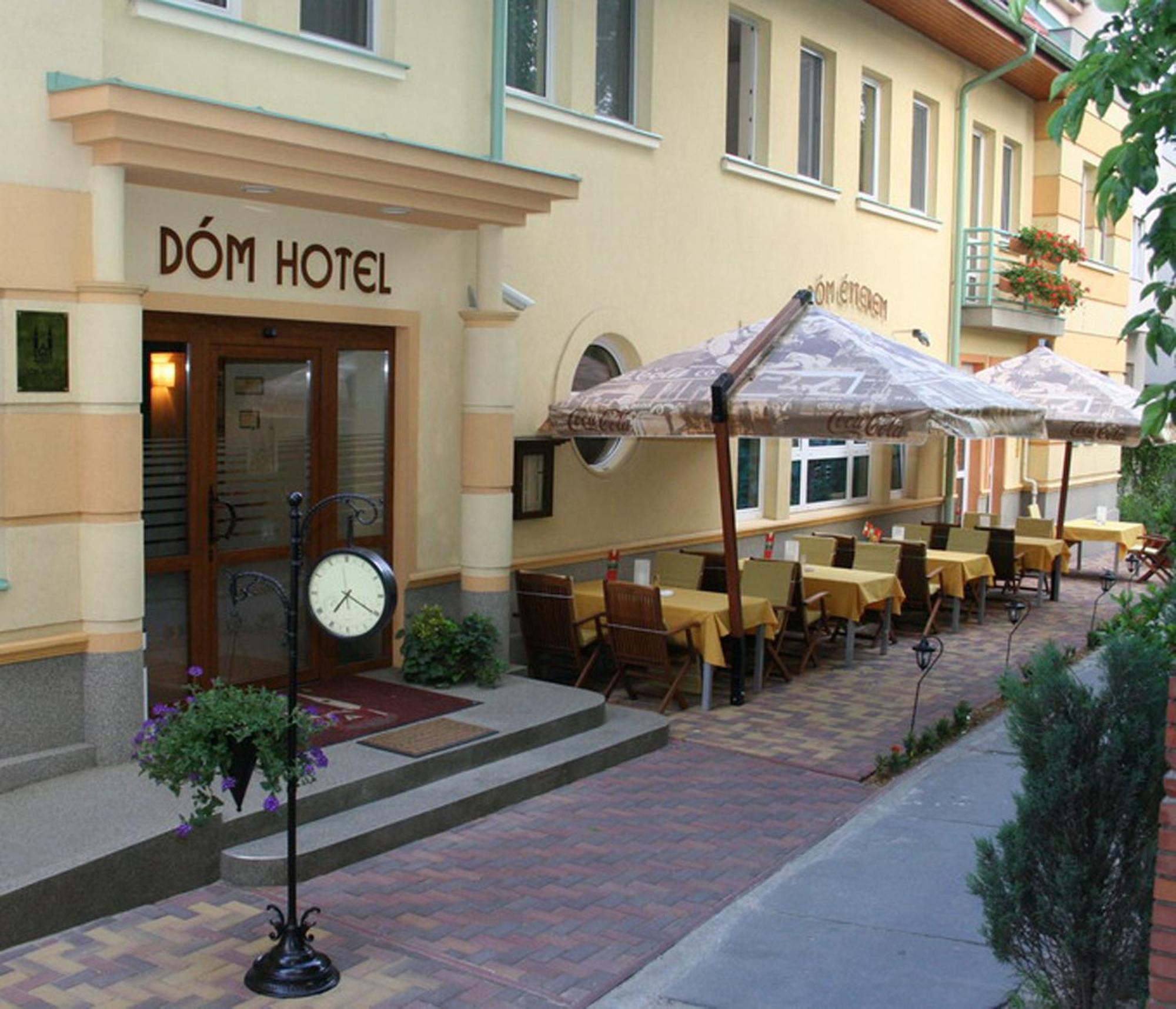 Dom Hotel Szeged Bagian luar foto