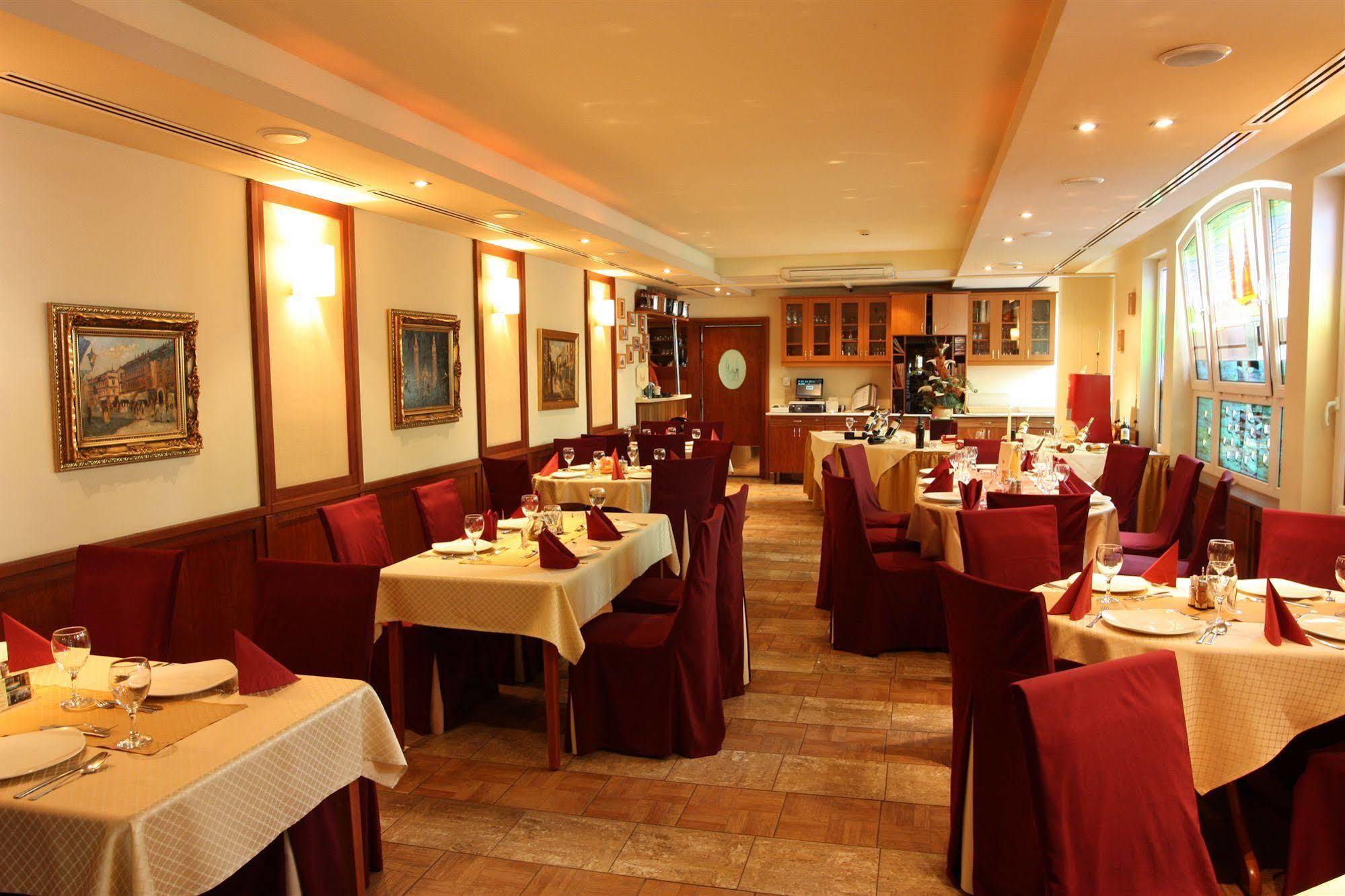 Dom Hotel Szeged Bagian luar foto