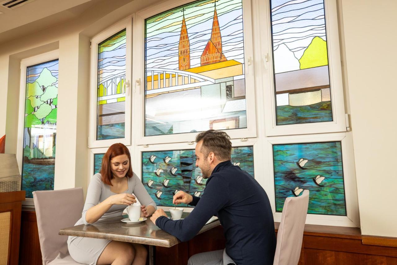 Dom Hotel Szeged Bagian luar foto